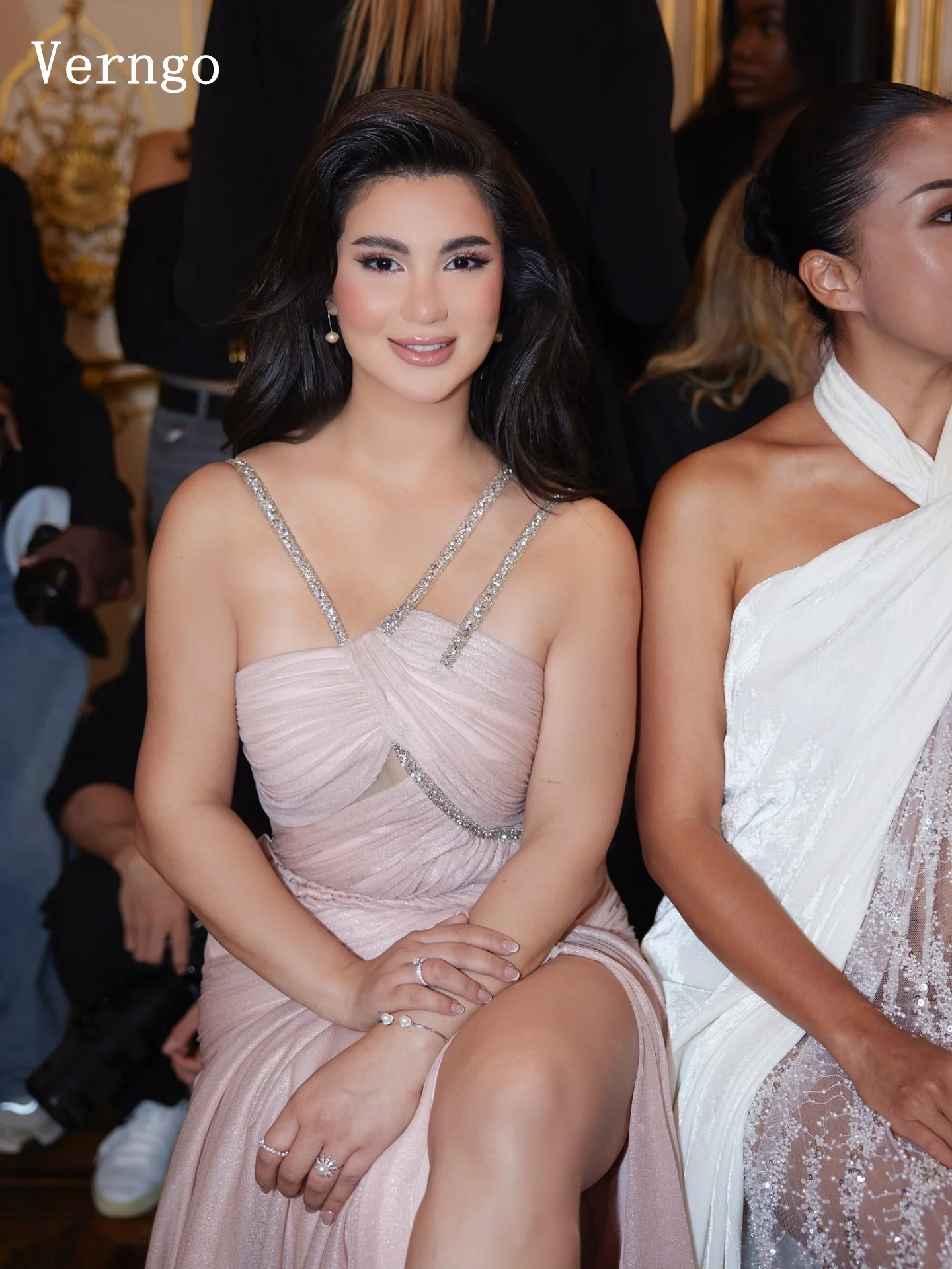 Verngo-vestidos de graduación de cristal rosa, tirantes de Sapghetti, línea A, vestidos de noche de celebridades, vestidos de fiesta modernos y elegantes personalizados