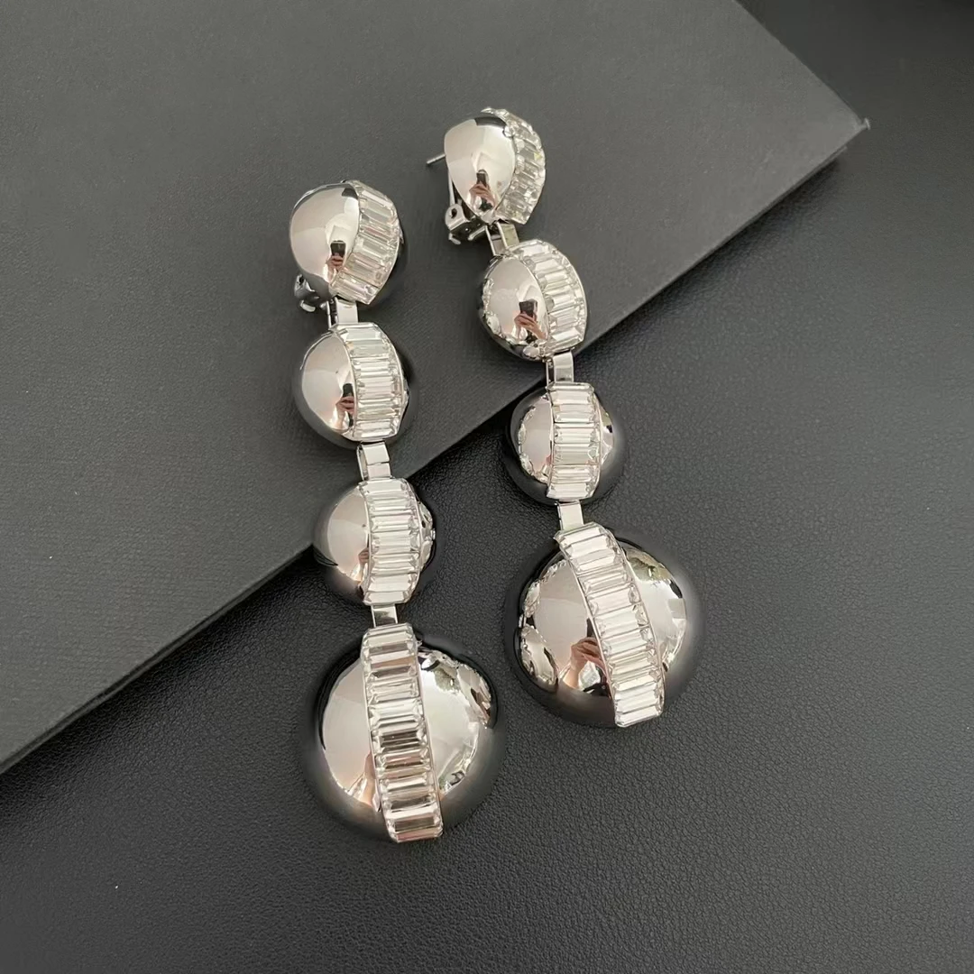 

Advanced fashion temperament, personality, niche, exquisite retro, exaggerated hemisphere crystal long ear clip