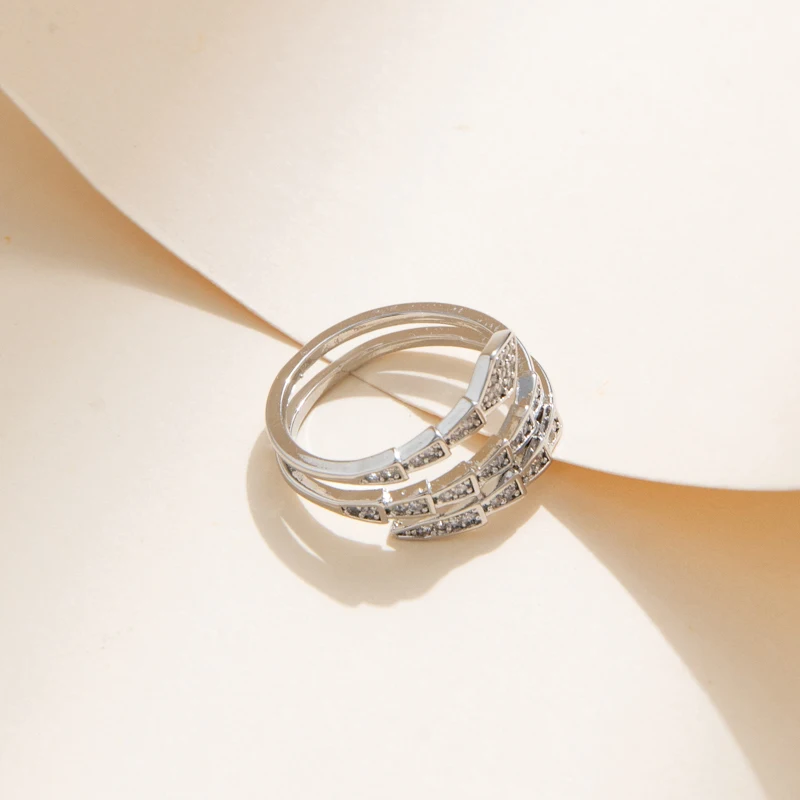 Mehrschleifiger geschwungener Schlangenring, offen, verstellbar, mit Mikro-Pavé-Fassung, funkelnden klaren Zirkonia-Steinen, weißgoldplattiert, stapelbar, Fingerring B – Detail 2