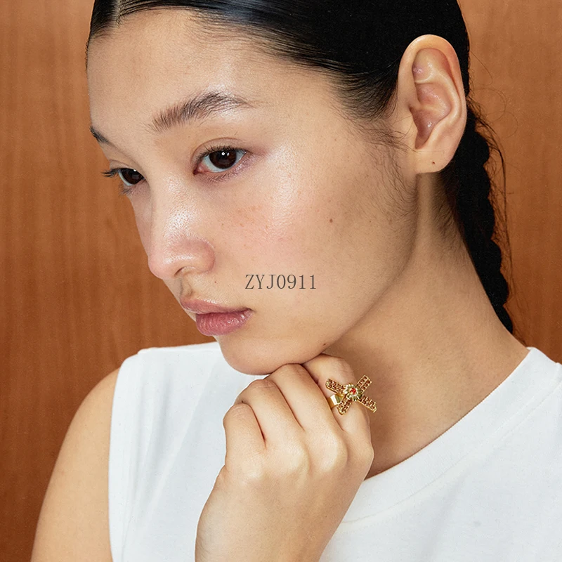 Anillo de circón con lazo y letras de flores románticas, anillo abierto de lujo ligero con diseño de nicho para mujer