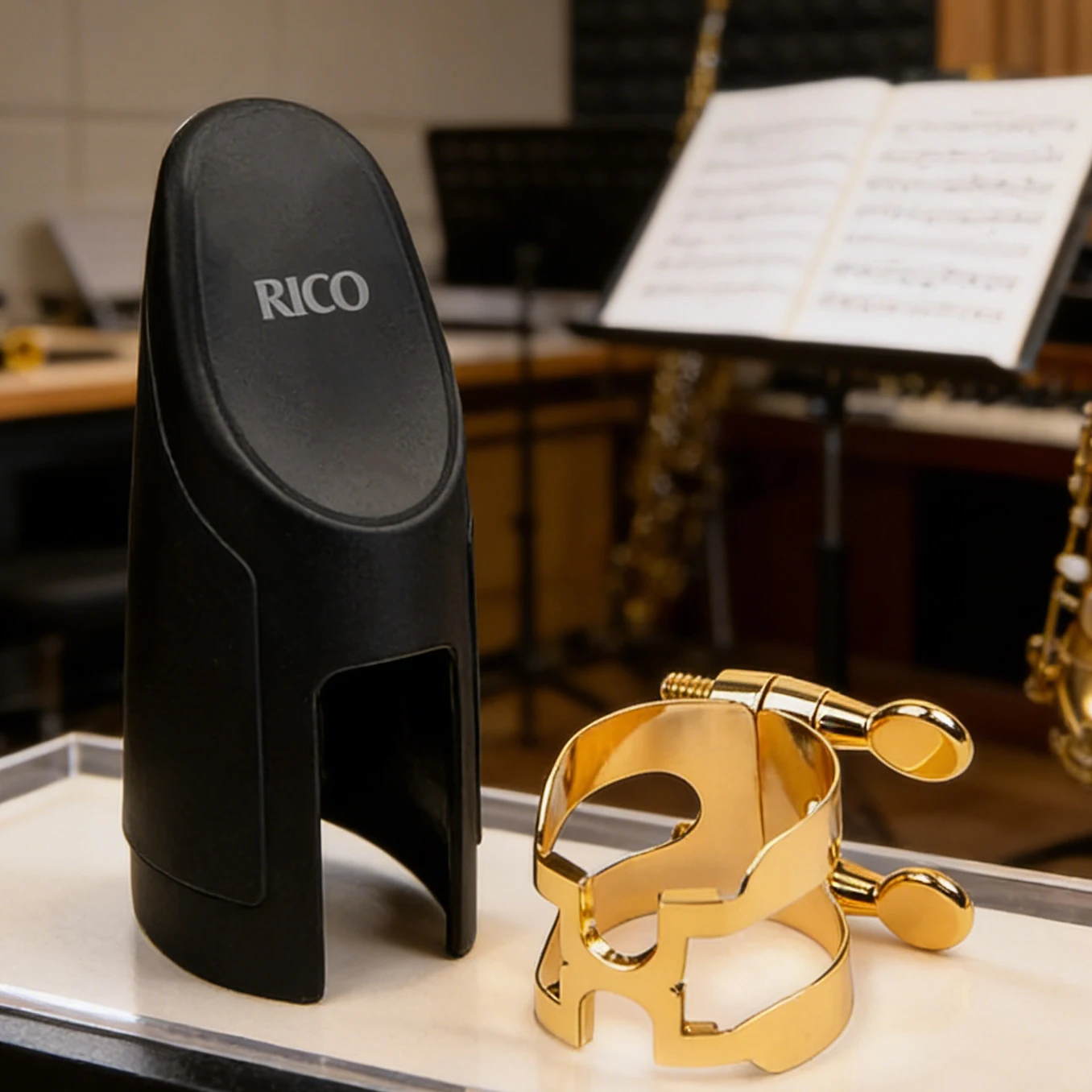 

Мундштук RICO H с позолоченной лигатурой и жесткой резиновой насадкой для саксофона (сопрано Bb, альт Eb, тенор Bb) / кларнета (Bb)