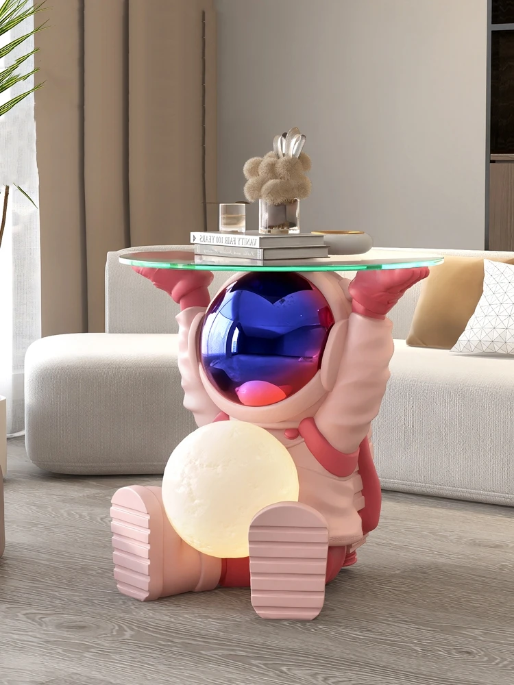 ديكور المنزل تمثال رائد الفضاء طاولة جانبية أرضية نعمة الحلي الإبداعية طاولات القهوة المستديرة الشمال نمط غرفة نوم طاولات السرير