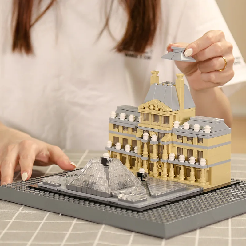 Słynna na całym świecie architektura artystyczna Francja Paryż Muzeum Historyczne Louvre Model z klocków konstrukcyjnych z cegiełek, zabawka edukacyjna