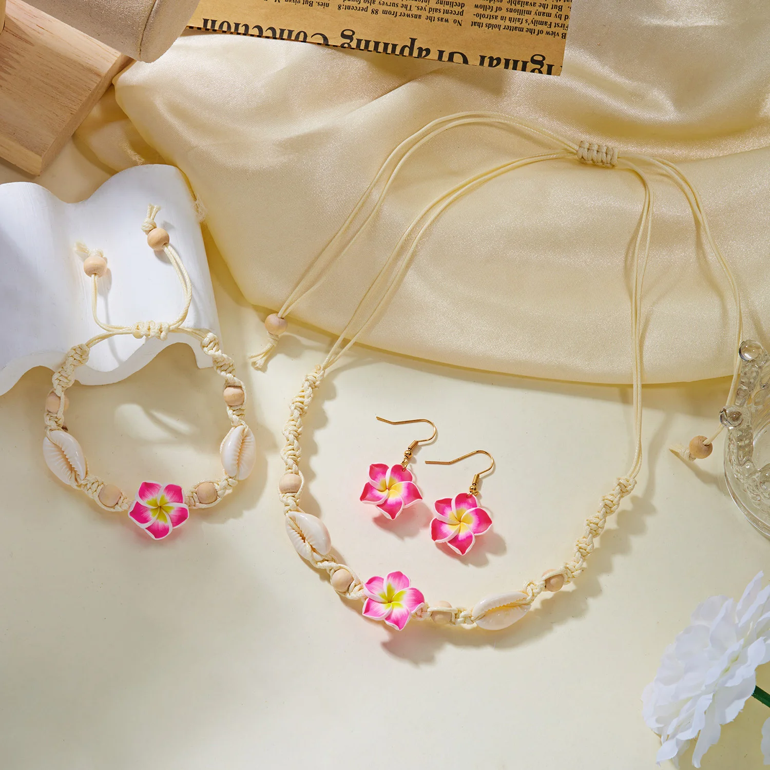 Böhmische Imitationsmuschel-Choker-Halskette für Damen, weicher Tonblumen-Anhänger, handgewebtes Seilarmband, Ohrring-Anhänger, Schmuckset – Detail 6
