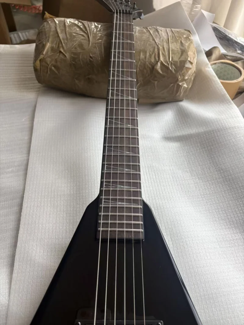 6-string black guitar from the factory, rosewood fingerboard, lightning-shaped hollow inlay, tremolo bridge, active pickup,