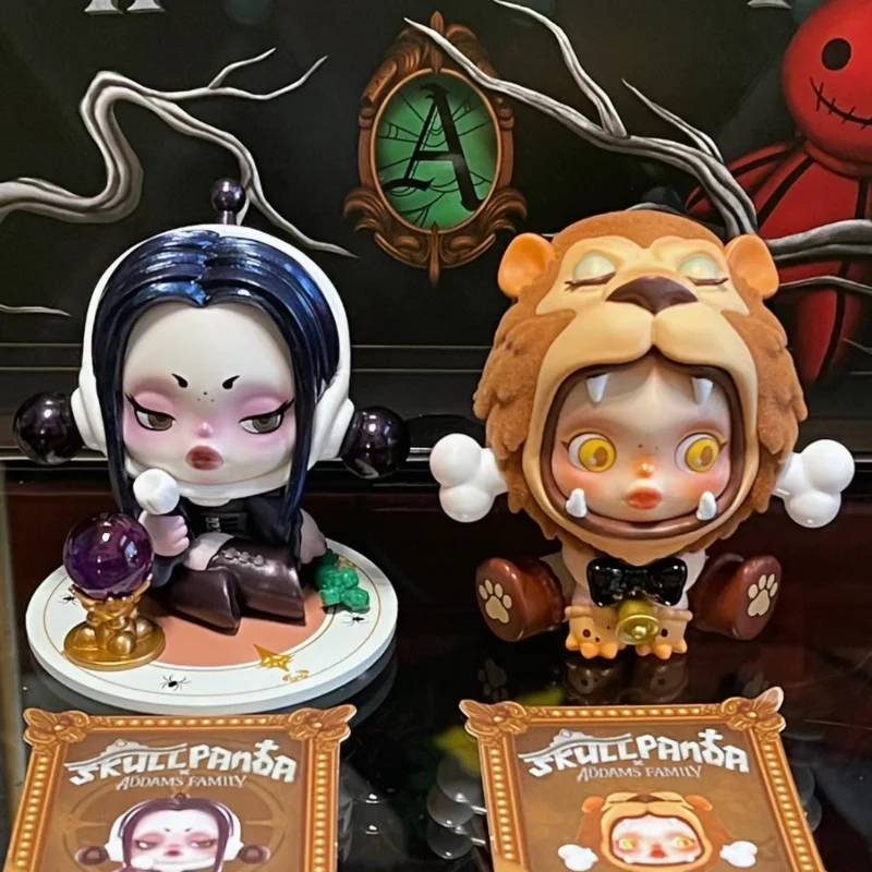 User-X Skullpanda X The Adams Family Series Blind Box Doll Action Figure binarie Modello Doll Toys Figure Regalo di compleanno Anime