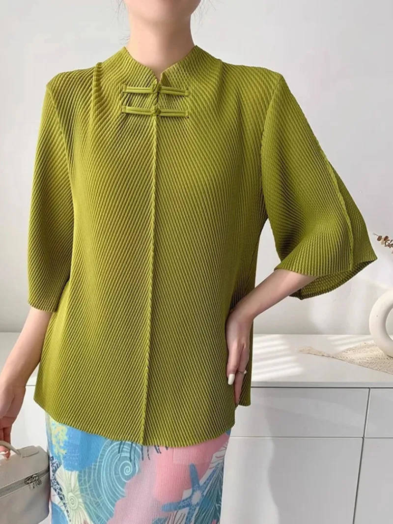 

Knot Button Chinese Design Stand Collar Fish Scale Pleated Women's T-shirt Summer 2025 New Slit Loose Tee Top 23DE1