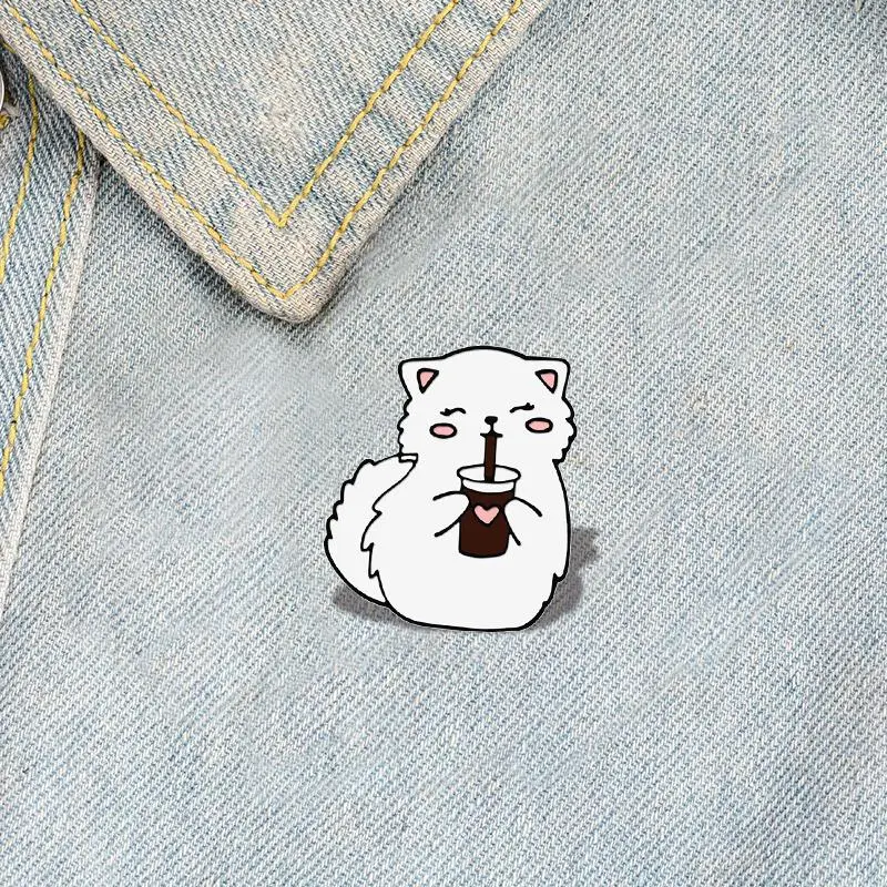 

Cute White Fat Cat Enamel Brooch Happy Mew Mew Drinking Juice with Straw Lapel Pin Cartoon Animal Badge Jewelry Gift for Friends