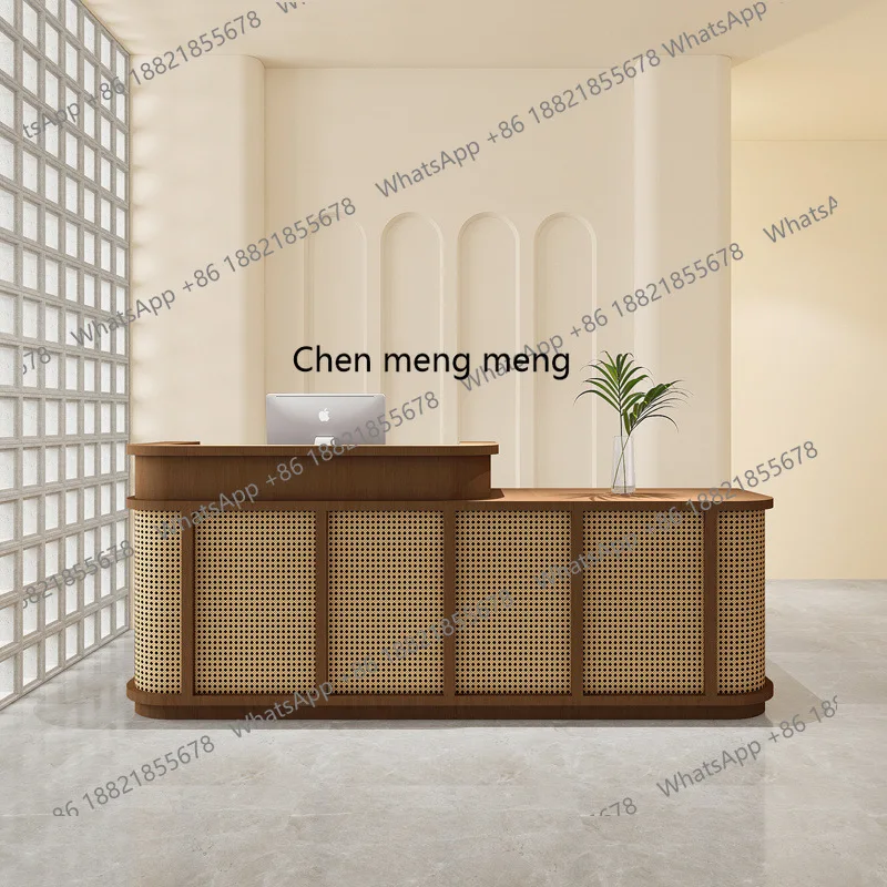 

Винтажный магазин одежды, касса, магазин ювелирных изделий, проживание в семье, ресторан, стойка из ротанга