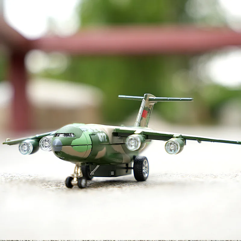 1: 200 alloy pull back Y-20 transport aircraft model,high-quality collectible ornaments,simulated sound and light airplane toys.