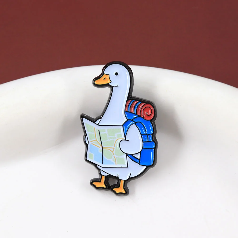 Niedliche Reisegans Emaille-Pin, Rucksack-Ente mit Karte, Brosche, Wanderabenteuer-Tier-Abzeichen, Kreativer Ansteckpin, Geschenk für Reisende – Detail 8