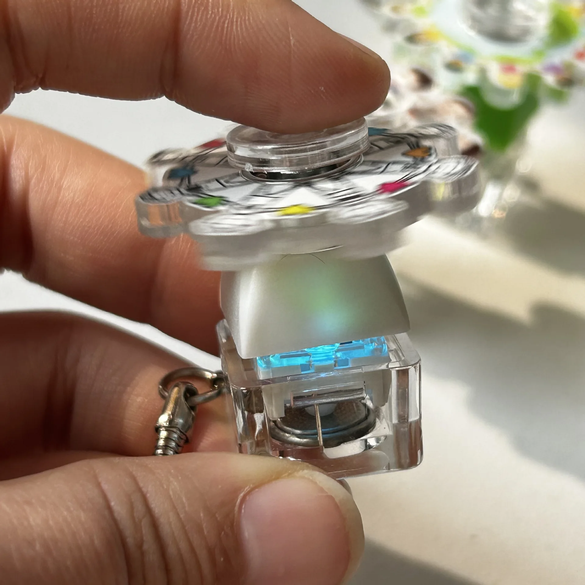 

Мультяшная светящаяся гироскопическая клавиатура, декомпрессионные игрушки, прозрачный тестер вала клавиатуры, офисная EDC, пресс для пальцев, расслабляющая игрушка-непоседа