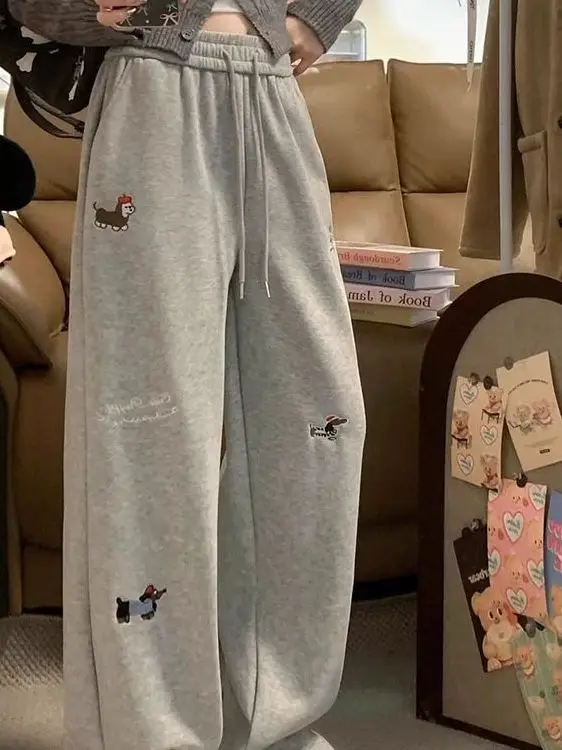 Luźne spodnie dresowe z prostymi nogawkami i haftem dla kobiet, na wiosnę i jesień, sportowe, codzienne, wyszczuplające spodnie z szerokimi nogawkami.
