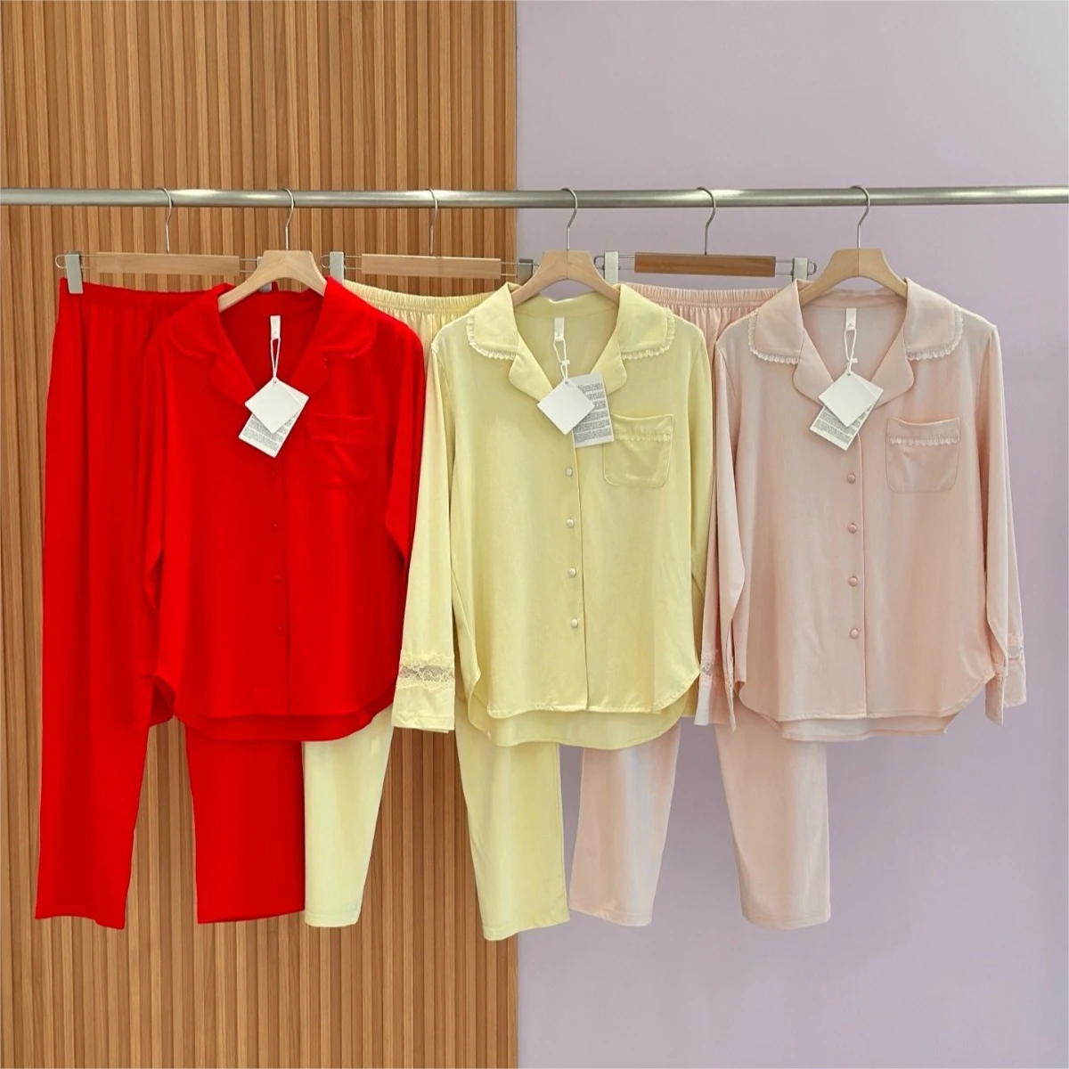 

Женская домашняя одежда и пижамы изготовлена из комбинации хлопка и модала, обеспечивающая воздухопроницаемость, комфорт и мягкость.