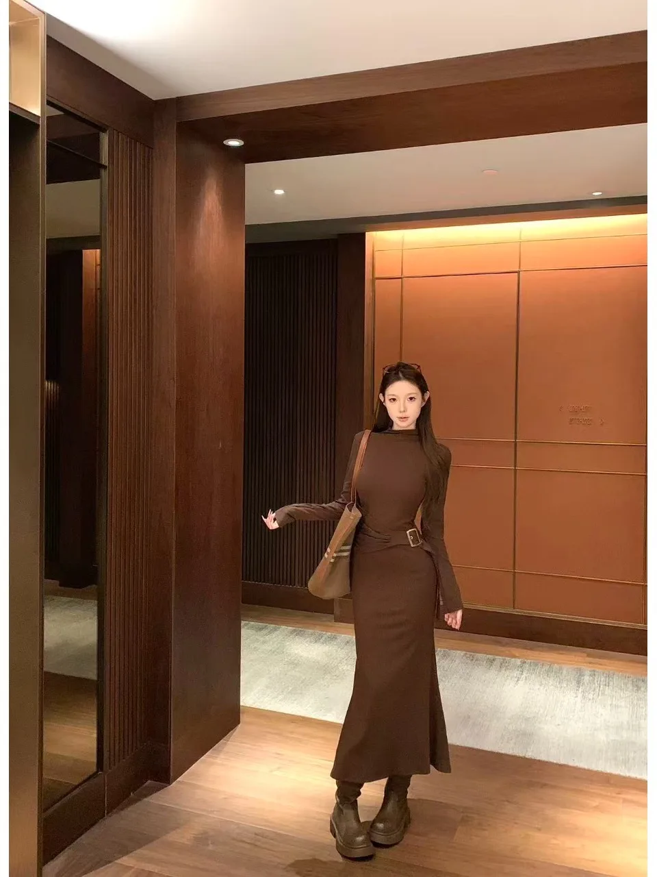 المرأة الخريف البني كم طويل فستان حزام Bodycon قلم رصاص حورية البحر تنورة الكورية شيك الطبقة الداخلية معطف الشتاء الأسود مع تنورة