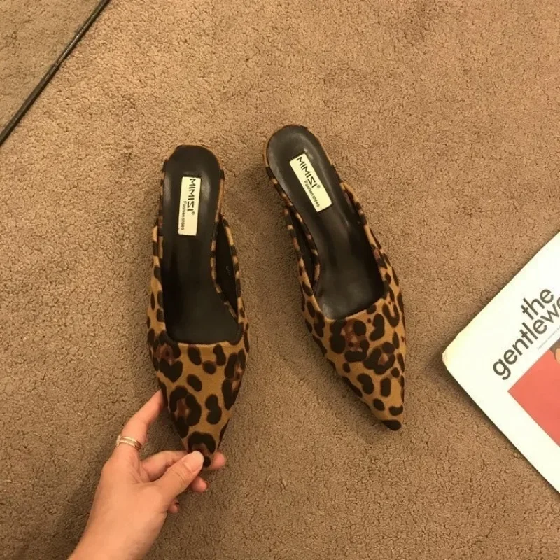 Nuove ciabatte a punta moda stampa leopardata pantofole da donna scarpe casual da donna tacchi bassi eleganti scivolo da esterno per donna