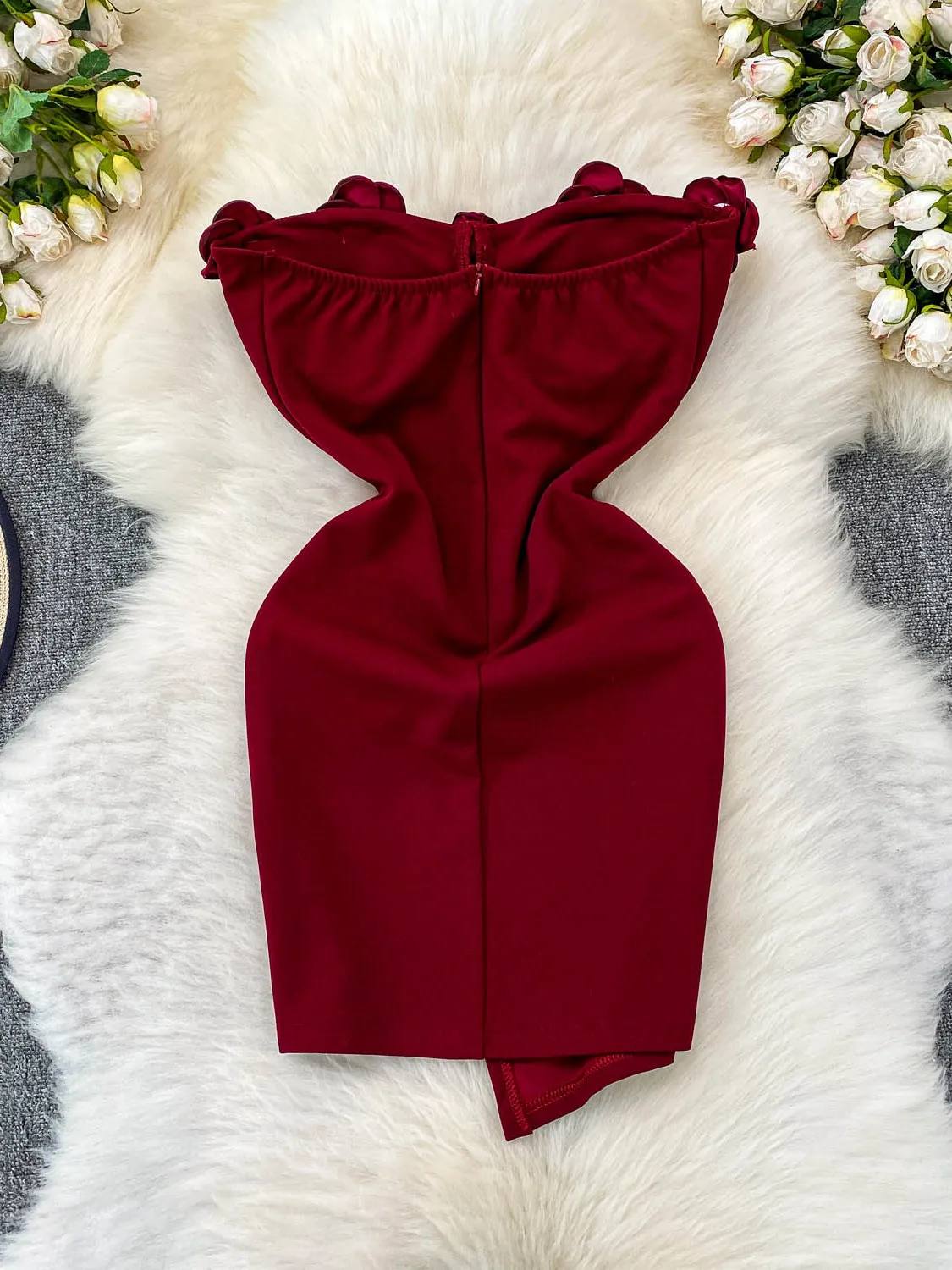 Vestido F de Verão Estilo Bustier com Um Ombro Só, Detalhe Floral 3D, Cintura Alta Irregular e Efeito Emaecedor, Est...