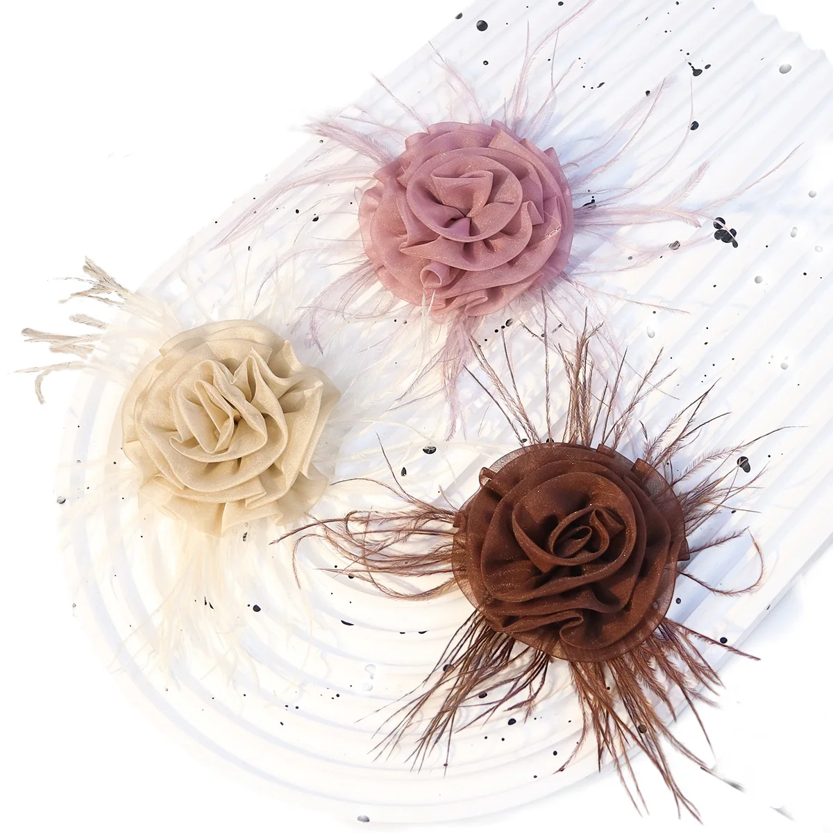 

Fashion Parches Applique For Clothes Bags Decorative 3D Rolled Rose Fabric Flowers Feather Corsage Hair Flower