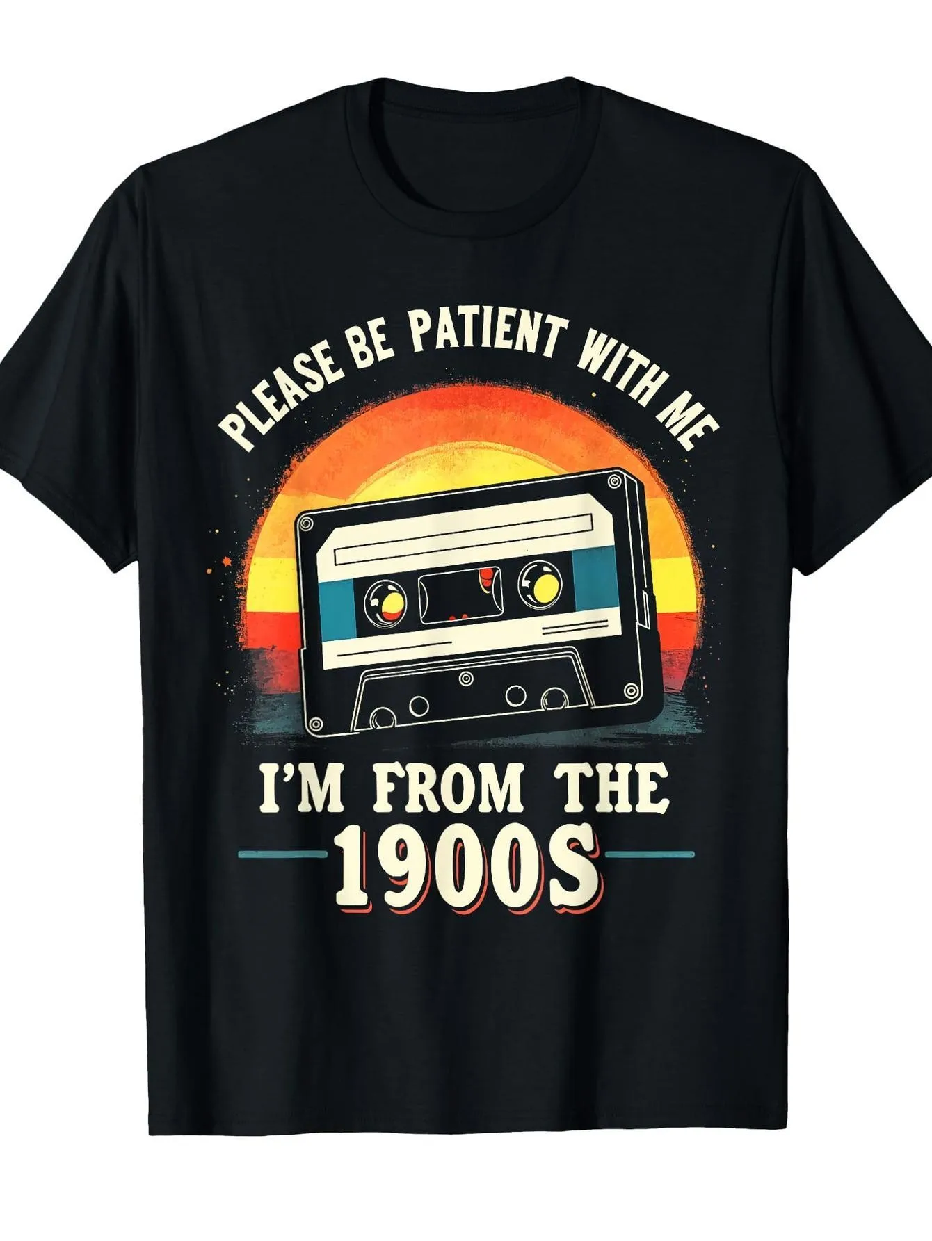 Por favor, ten paciencia conmigo, soy de los años 1900 - Camiseta vintage - Camiseta con gráfico de casete retro verde oliva, camiseta suave para uso diario, adecuada tanto para hombres como para mujeres, 1900