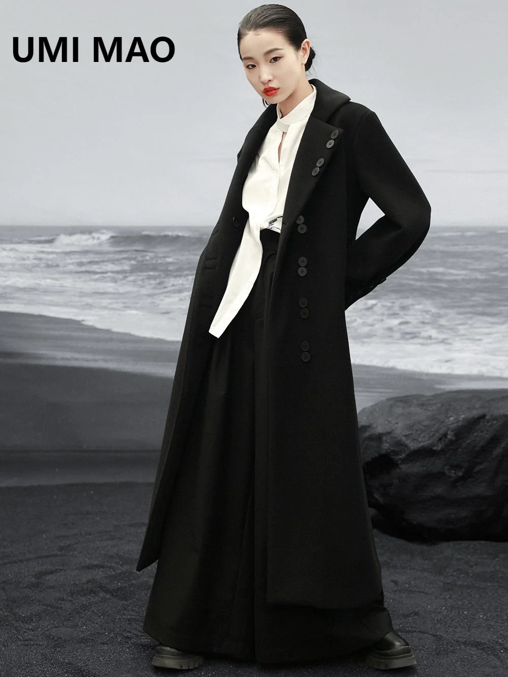 UMI MAO Einfache Woolen Mantel Für Frauen Winter Neue Schwarz Luxus Lose Schulter Gepolsterte Temperament Mantel Weiblichen Mantel Femme