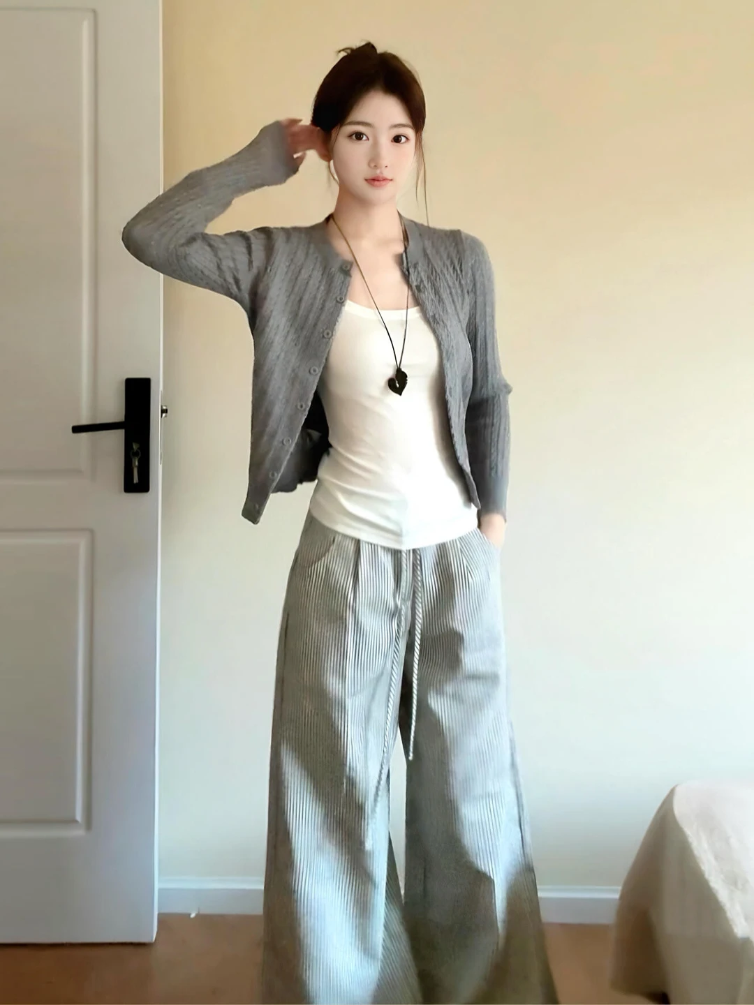 

Серый вязаный комплект из двух предметов: шикарные повседневные брюки в полоску с широкими штанинами и модный осенний наряд с высокой талией, на пуговицах, с коротким рукавом