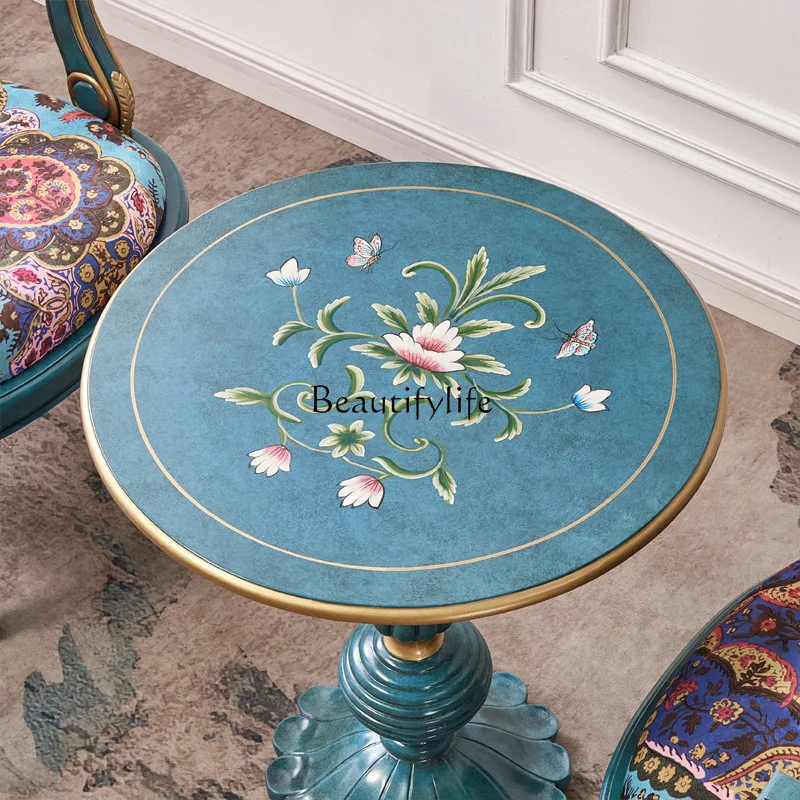 شرفة غرفة المعيشة طاولة واحدة وكرسيين مزيج من الأثاث الفرنسي المطلي القديم كرسي أريكة أزرق طاولة مستديرة وطاولة القهوة