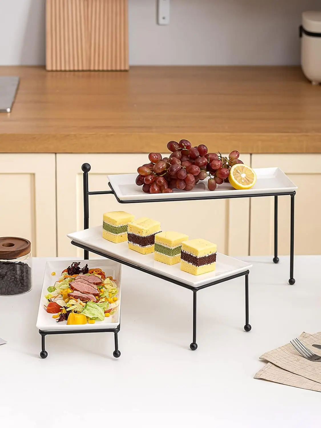 ชั้นวางอาหาร 3 ชั้น ทำจากพอร์ซเลนสีขาว ถาดขนาด 14.5 นิ้ว x 6 นิ้ว สำหรับใส่ของหวานและงานเลี้ยง