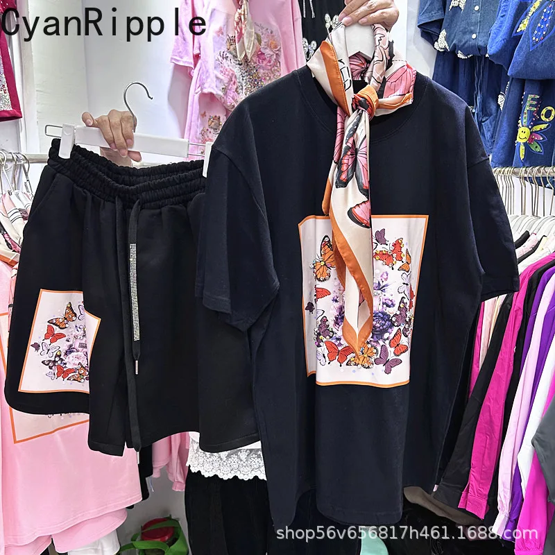 

Новинка 2026: Летний женский комплект из двух предметов: футболка с коротким рукавом и принтом бабочек со стразами + шорты А-силуэта с широкими штанинами на резинке