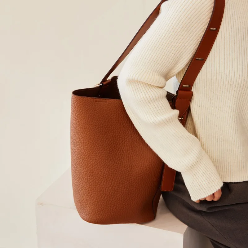 حقيبة كروس نسائية أنيقة مصنوعة من مادة النايلون، تصميم خفيف الوزن مقاوم للماء مع جيوب متعددة، مناسب للسفر يوميًا