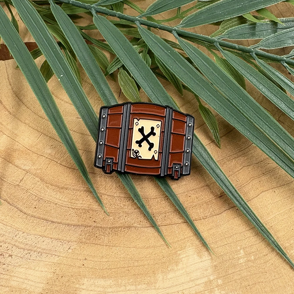 Retro Piraten-Schatztruhe-Brosche Sea of Thieves Action-Adventure-Spiel Totenkopf-Kreuzbein-Anstecknadel für Rucksäcke und Jacken – Detail 2