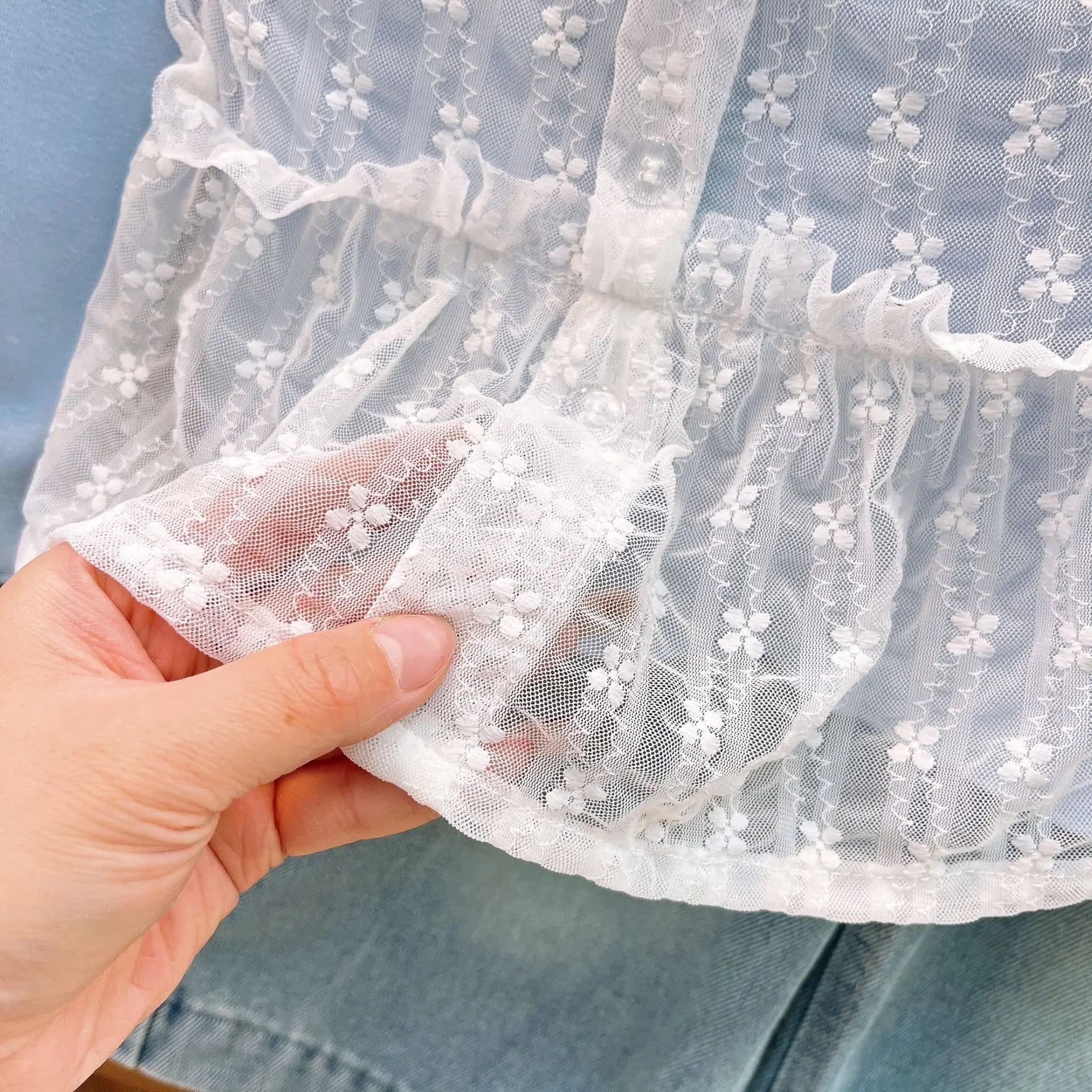 Mädchen-Set aus Spitzen-Top mit Lagenoptik und Jeans – 2-teiliges Freizeitoutfit mit Rüschendetail, Kinderkleidung im koreanischen Stil für Mädchen – Detail 5