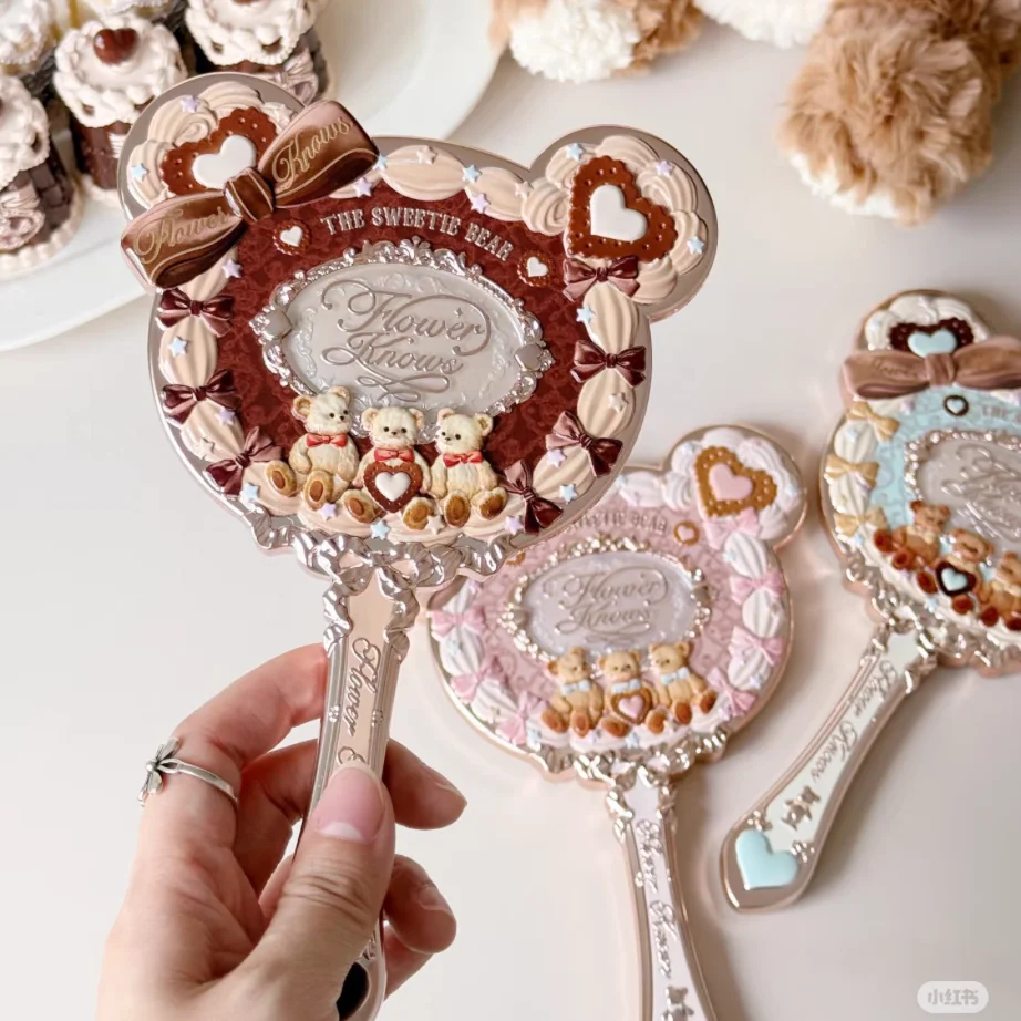 Flower Knows Sweetie Bear Collection Handhoudspiegel 3 soorten Prachtige reliëf make-up tools Leuke HD make-upspiegel
