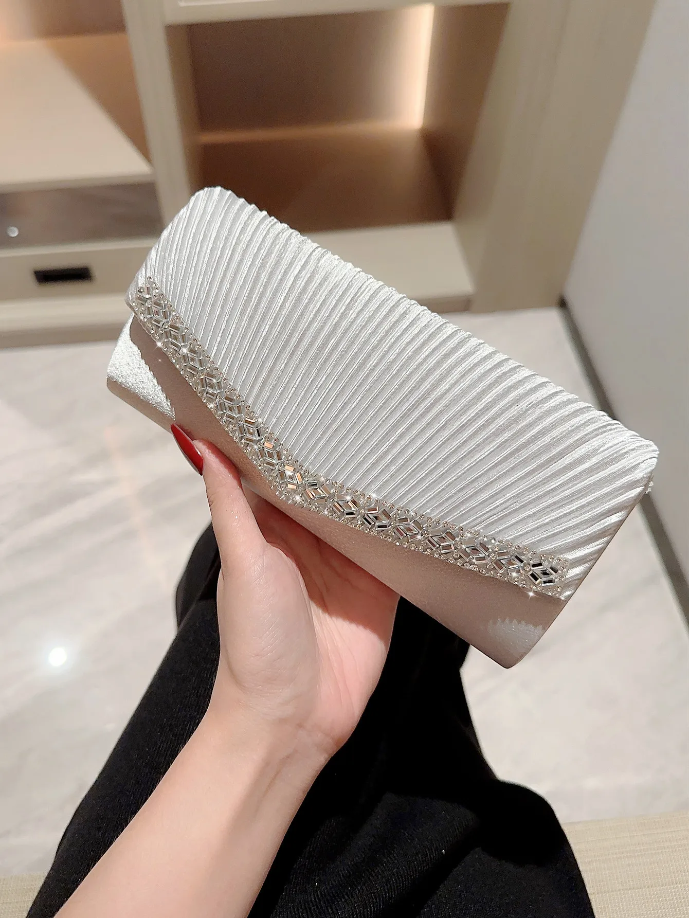 2024 New Evening Bag Fashionable Wrinkled Handbag Paired with Water Diamond Velvet Simple Evening Cross Shoulder Women's Bag