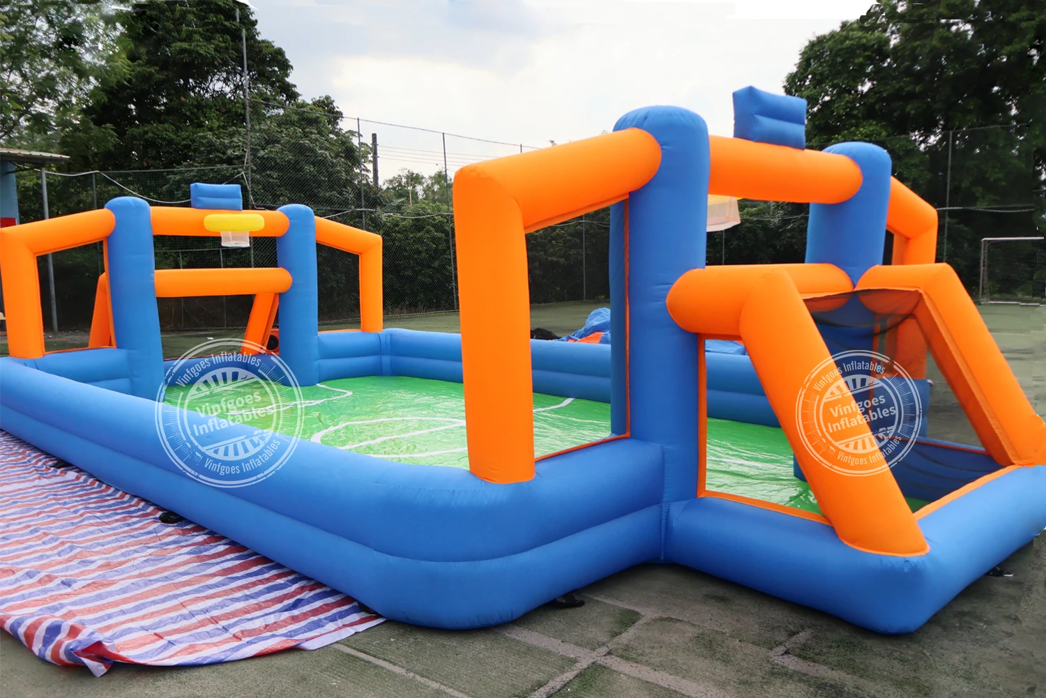 

Inflatable Soccer Basketball Sports Court Inflatable Soccer Pitch Field 2 in 1 Multiple Sport Game with Blower for Party Game