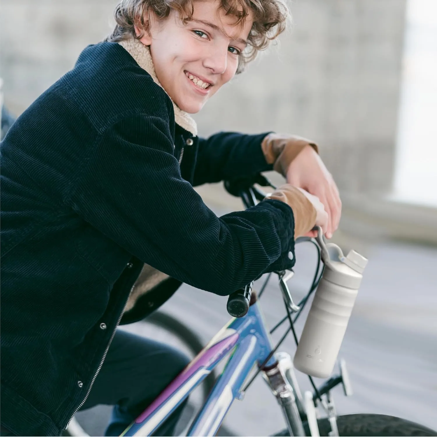 

ideus insulated stainless steel water bottle,24 ounces with 2 leak-proof LIDS, suitable for outdoor hiking and cycling