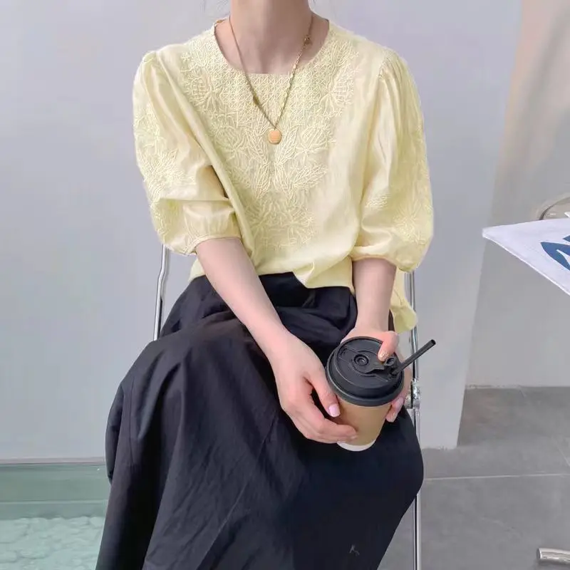 2023 New Summer Exquisite Heavy Industry Embroidery Simple Round Neck Retro Bubble Sleeves Advanced Loose Casual Commuter Shirt