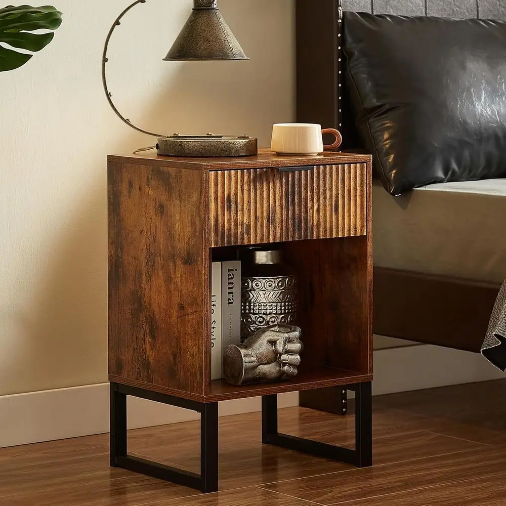 

Прикроватная тумбочка в деревенском стиле коричневого цвета для небольших помещений: приставной столик в индустриальном стиле с местом для хранения и металлическими ножками, идеально подходит для спальни или гостиной