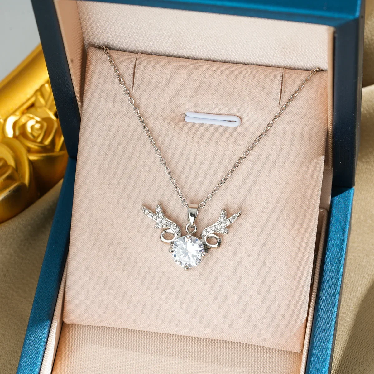 La collana in zircone più venduta con catena a clavicola leggera e lussuosa e multifunzionale, le donne che indossano cervi