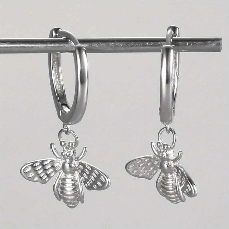 A pair of bee pendant earrings, stylish and personalized, suitable for gifting at banquets, parties, and festivals - no box
