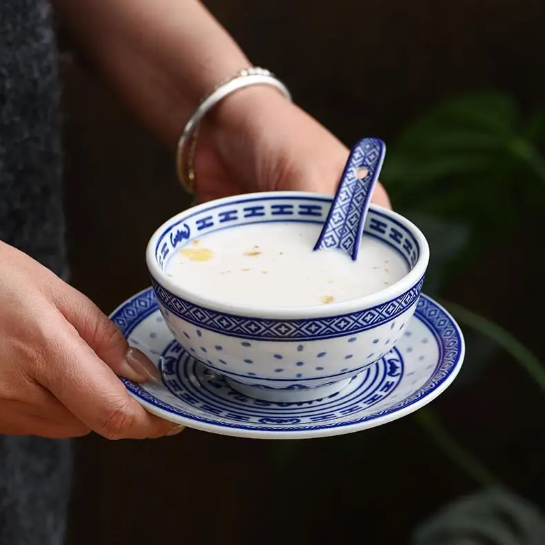 

Ретро-набор для сервировки стола в китайском стиле: сине-белые фарфоровые тарелки и ложки для домашнего использования и китайских ресторанов.