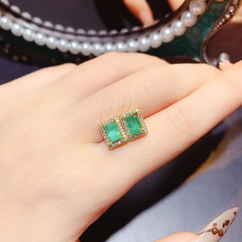 Pendientes de Botón YULEM de Plata 925 con Baño de Oro Blanco y Esmeralda Colombiana, Esmeralda Natural Rectangular de 4x6 mm