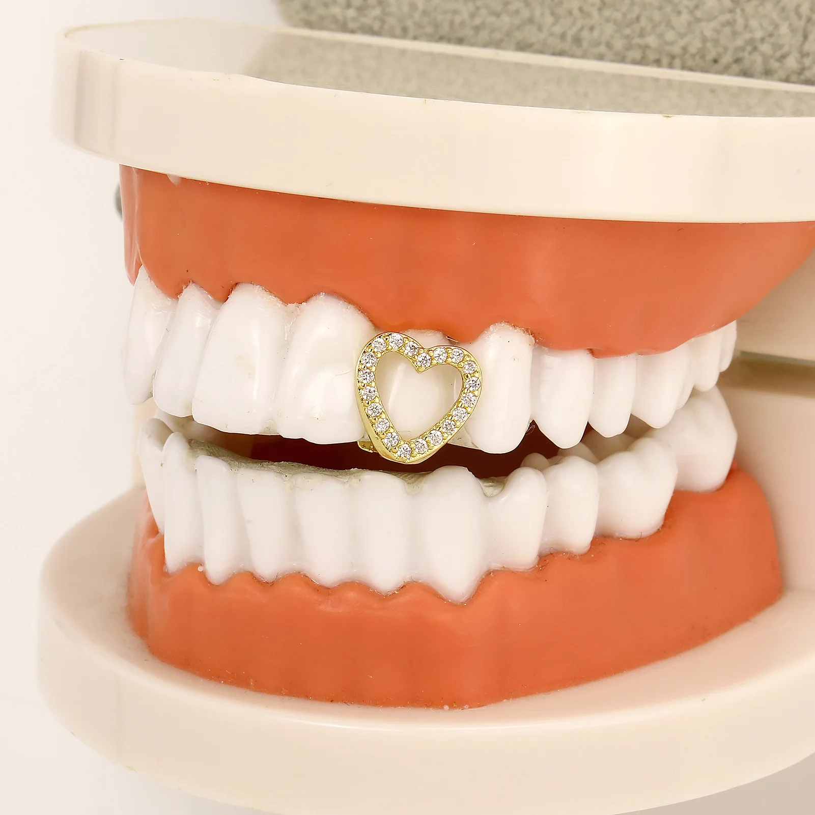 2er-Set Hip-Hop-Zirkonia-Hohlherz-Zahnschmuck mit elegantem vertikalem Zirkonia-Stab, Zahnkappen für Damen und Herren, Schmuckgeschenk – Detail 4