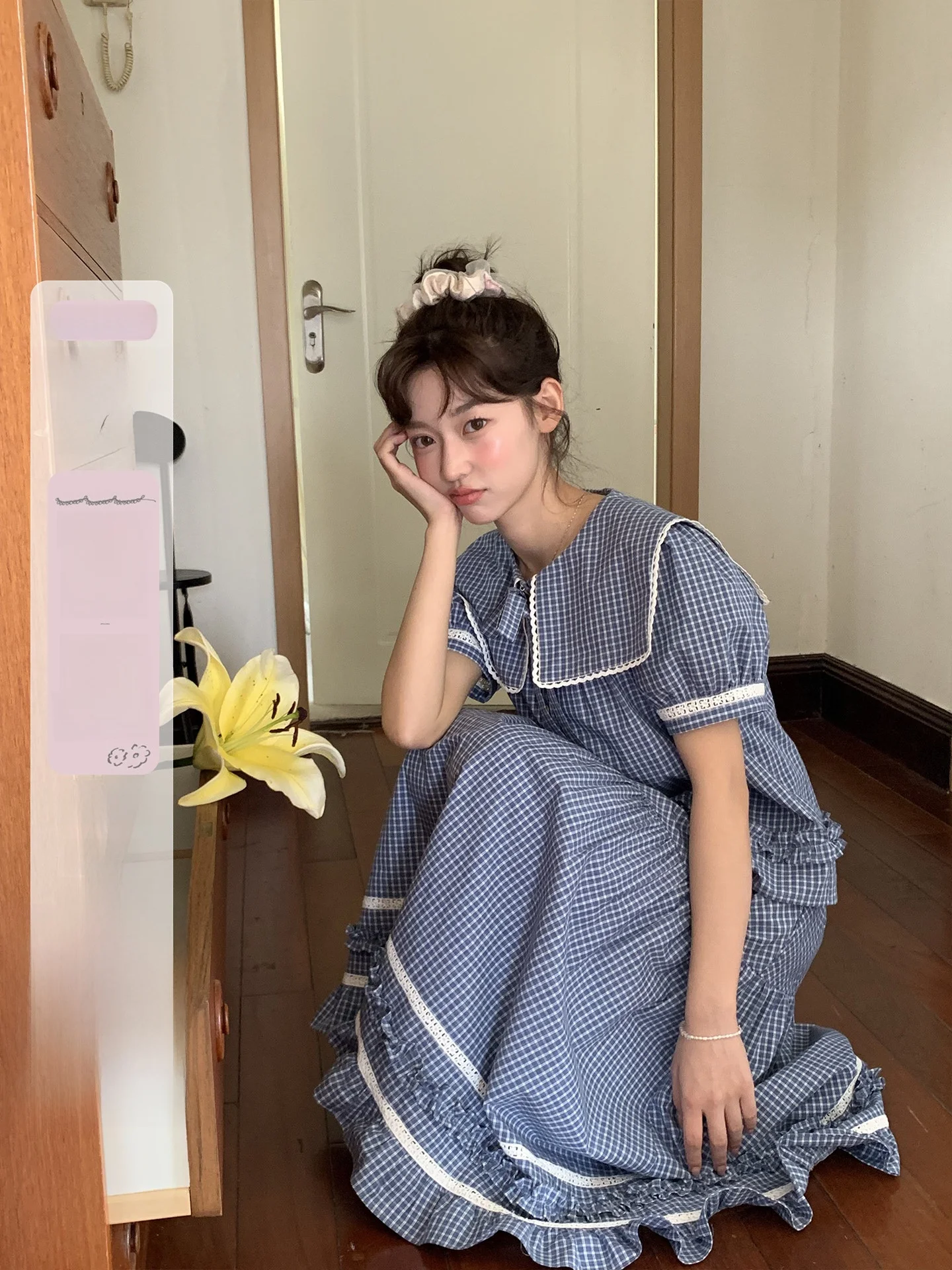 

Комплект из двух предметов: женская длинная юбка в клетку с воротником-стойкой и деревянными пуговицами, милый хлопковый комплект...