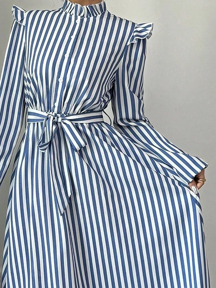 เดรสเชิ้ตสีน้ำเงินขาวลายทางเรียบง่าย สไตล์ผู้หญิง ดูสง่างาม แขนยาว พร้อมเข็มขัด แฟชั่นใหม่ล่าสุดสำหรับฤดูใบไม้ร่วง สตรีทแวร์