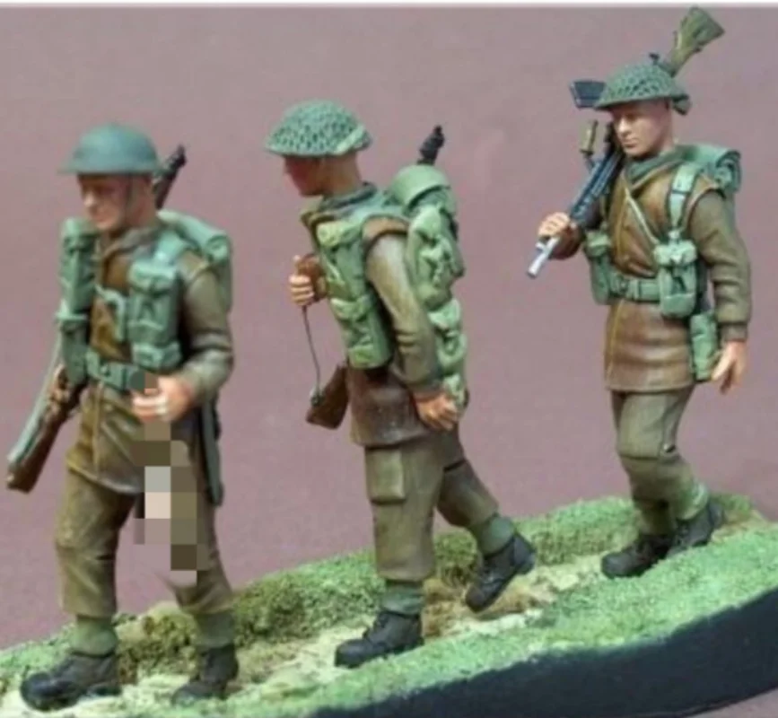 1/35 Scale Resin Figure Model Kit modeling British Soldier Marching 3 People (without Base) Unassembled and Unpainted DIY Toys