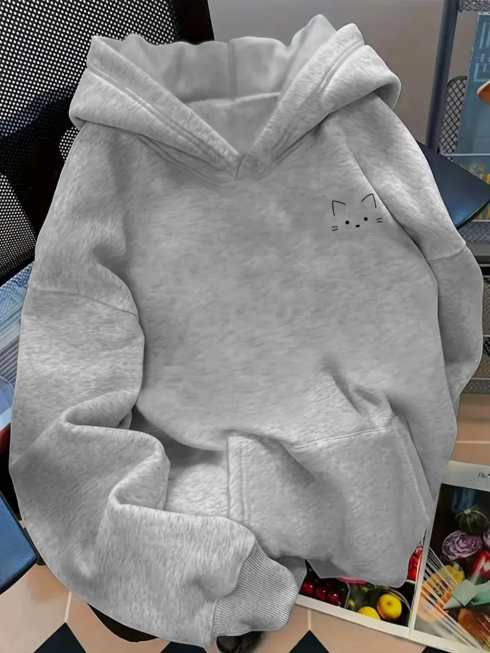 Minimalistischer Hoodie mit Katzenmotiv für Damen, schlichtes Sweatshirt mit kleinem Katzenaufdruck, modisches Freizeit-Sweatshirt, Harajuku-Stil, Unisex. – Detail 5