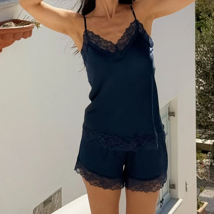 エレガントな女性用ショートパンツセット 夏用 無地 ノースリーブ レーストリム タンクトップとショートパンツの2点セット