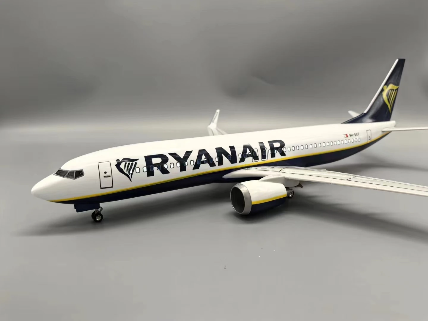 Scale 47cm 737 Model Planes Ryanair b737 Airplane Model Airplane Model Kit with LED Lights Highly Simulated Resin Material