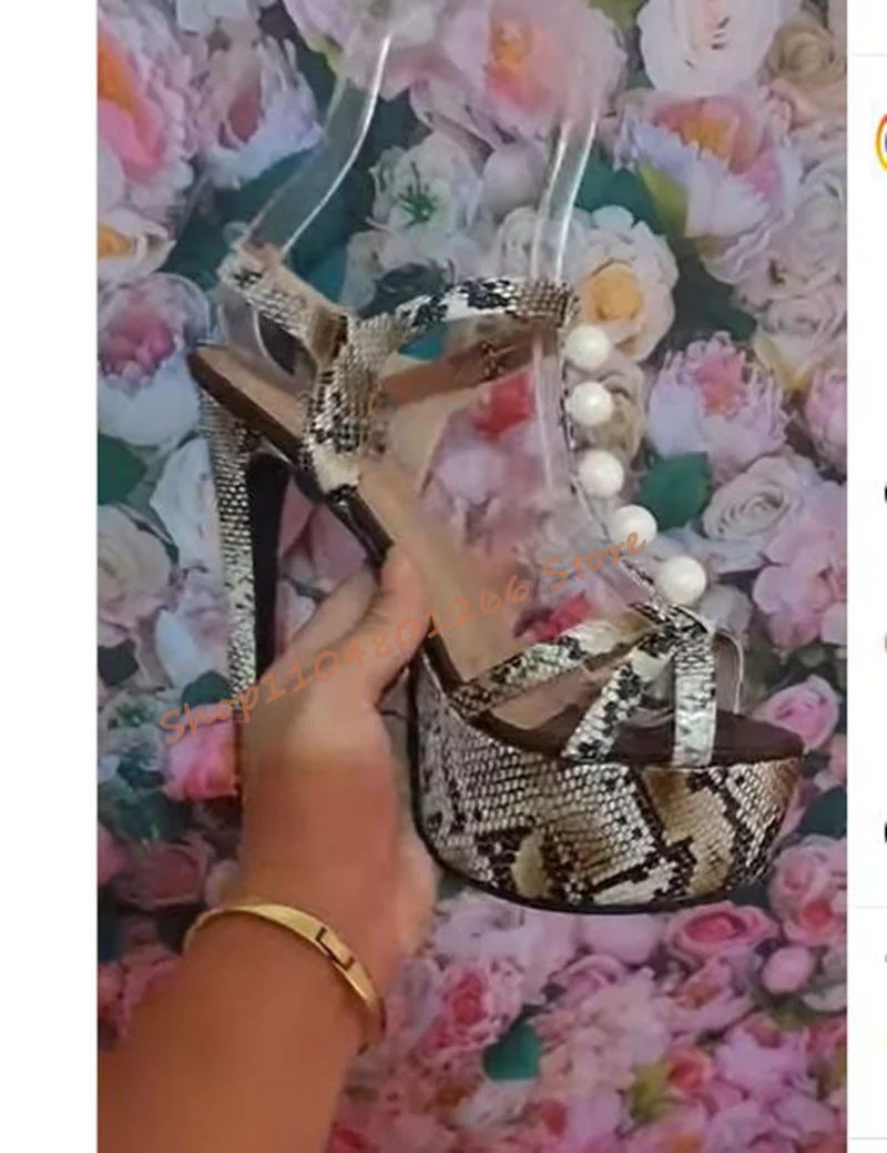 

Кожаные босоножки на тонком каблуке с узором питона и белым жемчугом на платформе, женская дизайнерская летняя обувь с пряжкой и ремешком