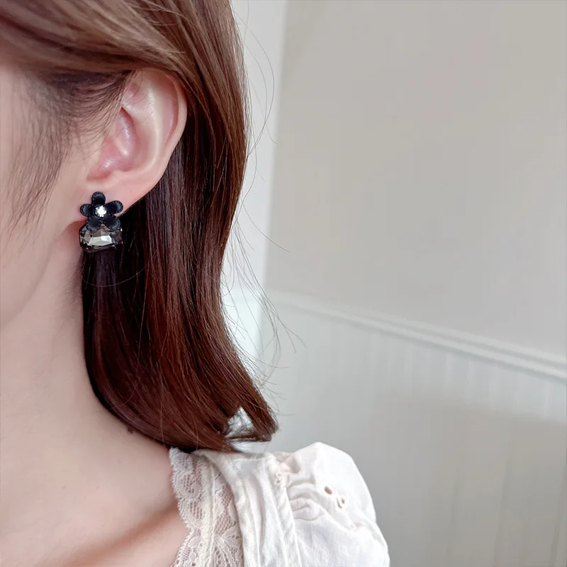 Niche earrings, versatile earrings for Internet celebrities, retro autumn and winter stud earrings for women